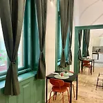 Green Mirror Apartment